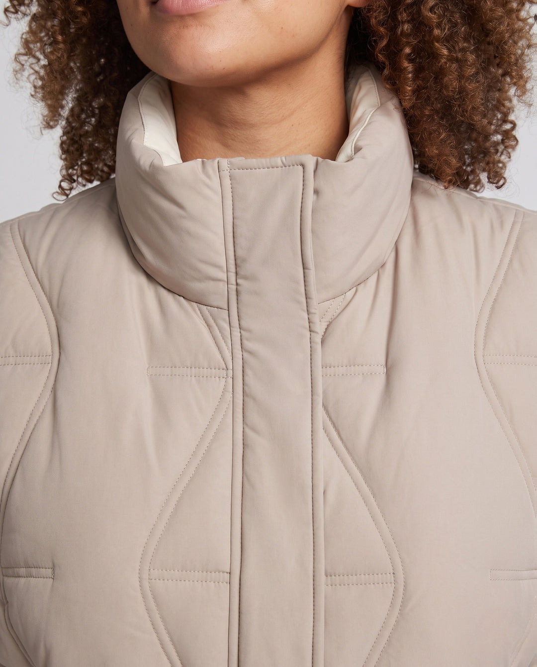 Dam Lätt Vadderad Outdoor Quiltad Väst med Asymmetric Front Panel och Side Drawstring