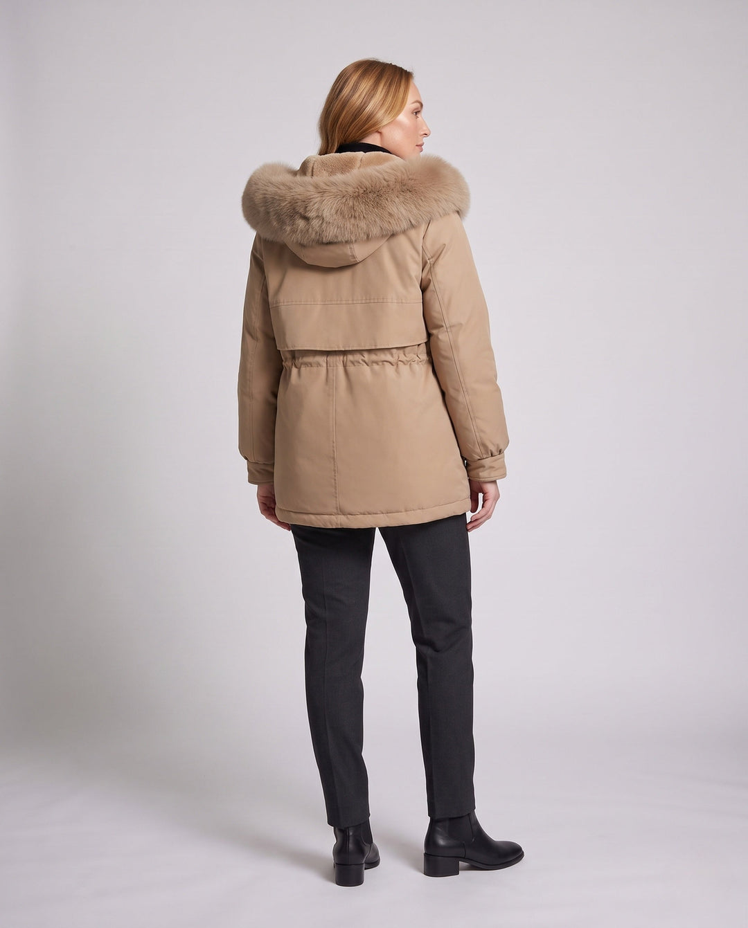 Dam Mid-Length Thermoparka med Voluminous Faux Fur Krage, Teddy Inner Foder, och Funktionell Lock Fickor