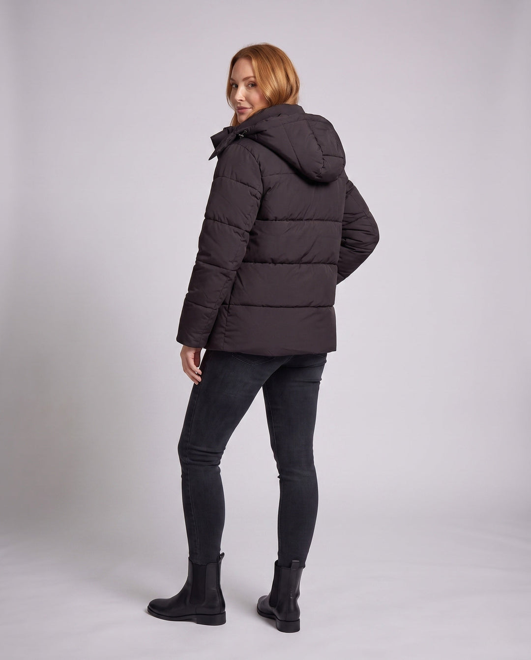Dam Oversize Kort Quiltad Jacka med Hög Stå Krage och Dekorativ Patch Application
