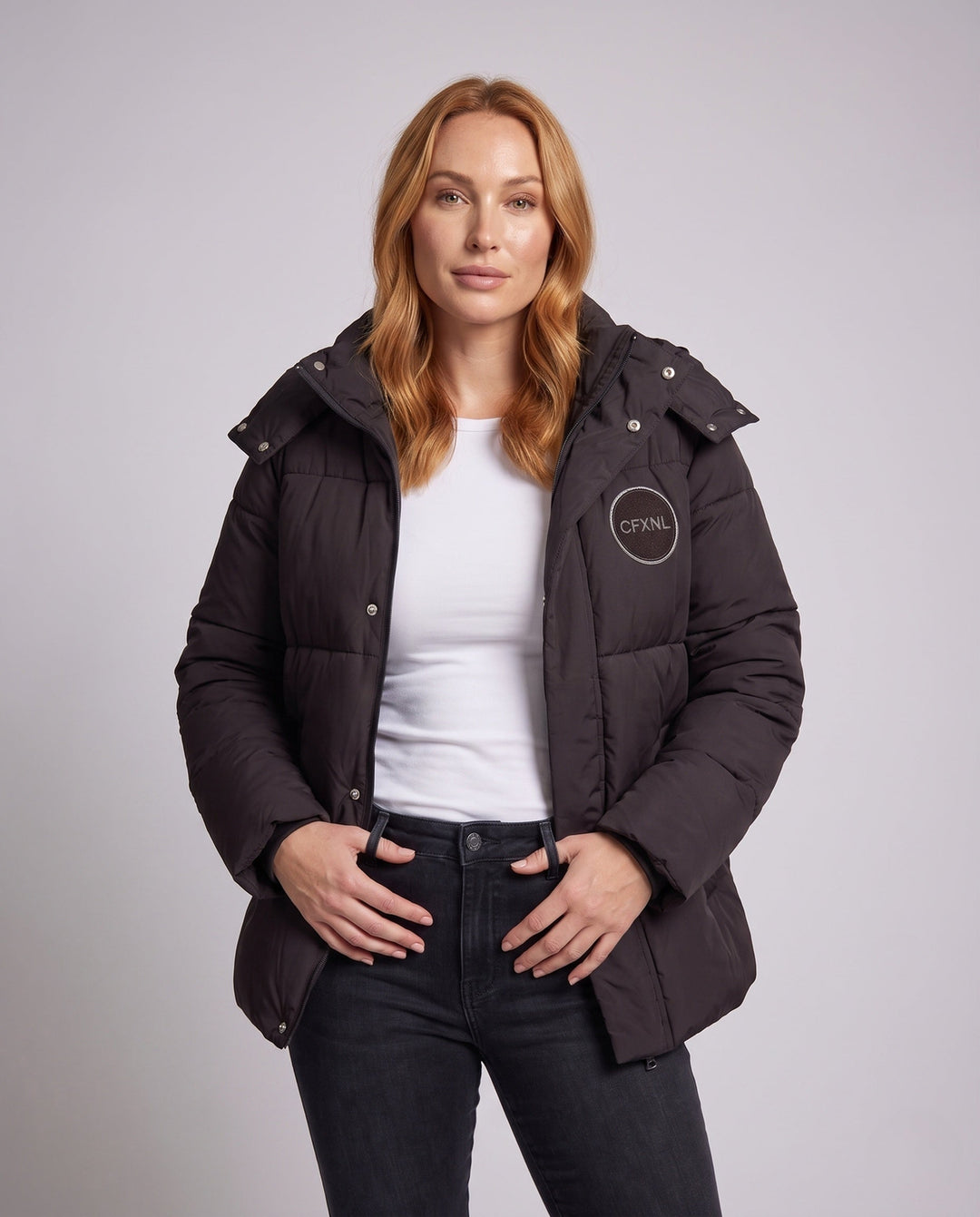 Dam Oversize Kort Quiltad Jacka med Hög Stå Krage och Dekorativ Patch Application