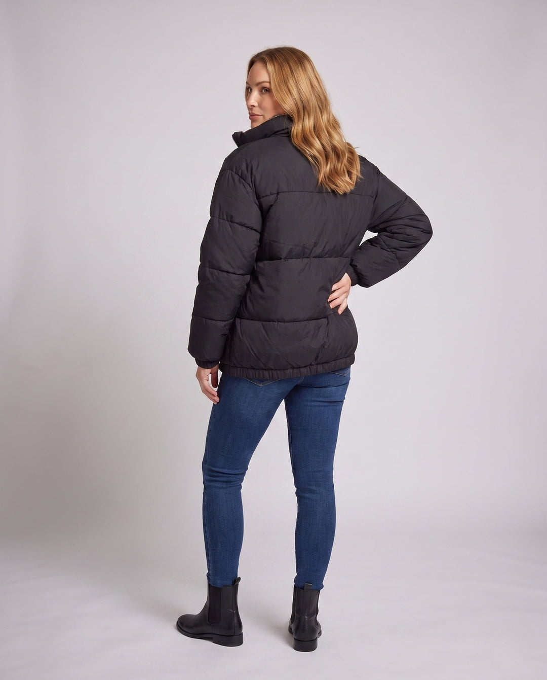 Dam Oversize Vadderad Kort Puffer med Hög-Standing Krage och Praktisk Side Fickor