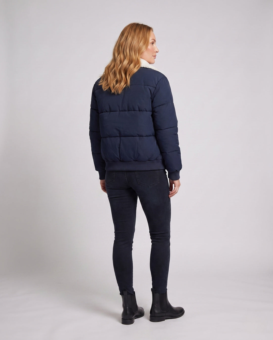 Dam Urban Boxig Puffer med Sherpa Shawl Krage, Quiltad Square Design och Elastic Ribbed Muddar