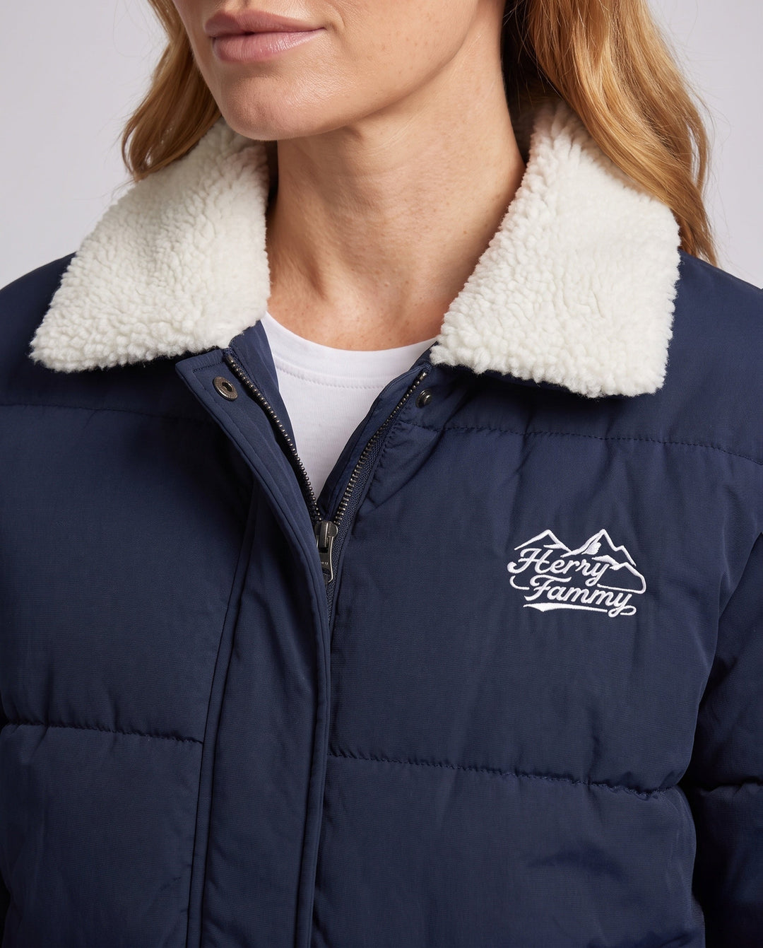 Dam Urban Boxig Puffer med Sherpa Shawl Krage, Quiltad Square Design och Elastic Ribbed Muddar