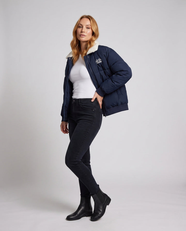Dam Urban Boxig Puffer med Sherpa Shawl Krage, Quiltad Square Design och Elastic Ribbed Muddar