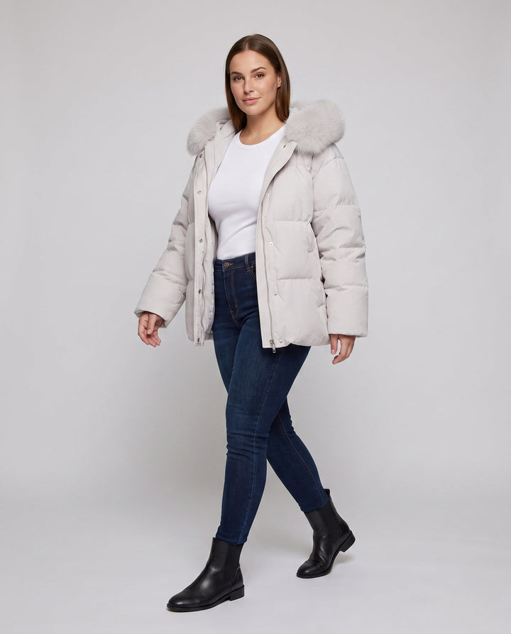 Dam Quiltad Kort Parka med Voluminous Huva Kant i Faux Fur Look och Extra Wide Ärmar
