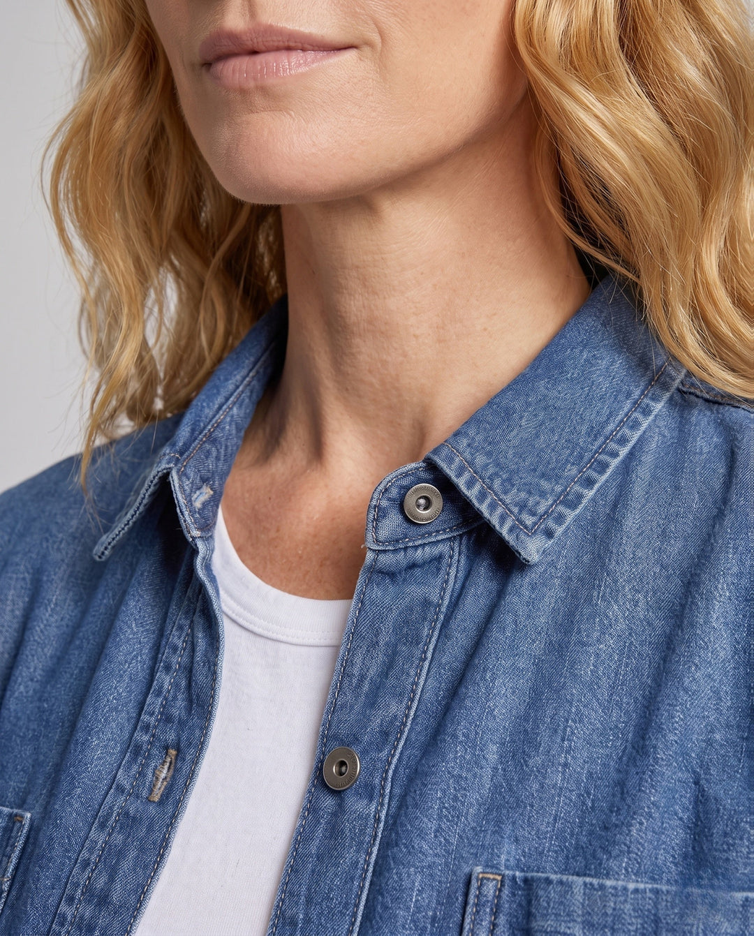 Dam Oversize Denim Skjort Dress Tillverkad av Jeans Fabric med Breast Fickor