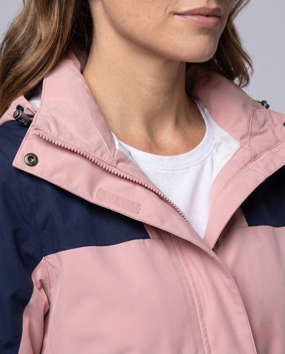 Dam andningsbar softshell utomhus kappa med huva och kontrasterande inserts