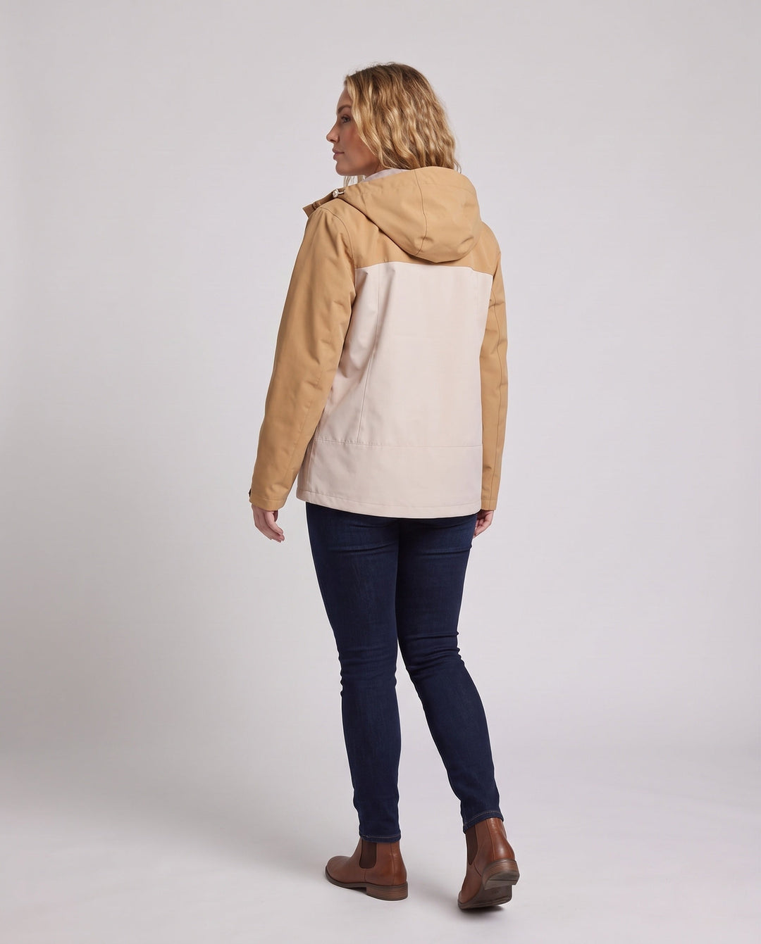Dam vadderad jacka med huva och faux fur trim