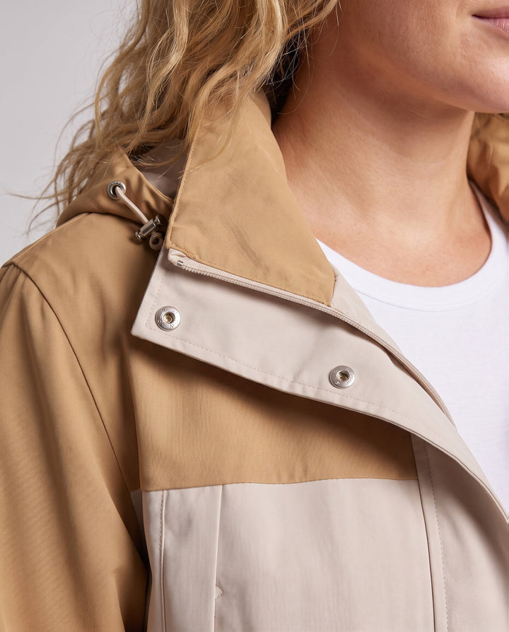 Dam vadderad jacka med huva och faux fur trim