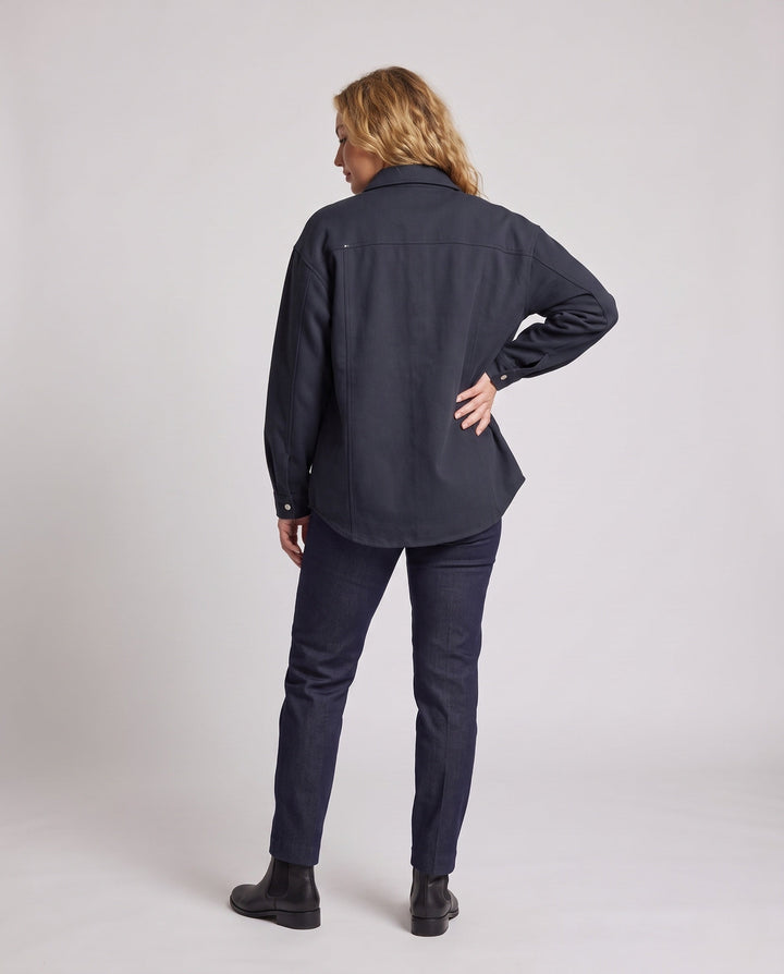 Unisex oversize Hemdjacke im Boxy‑Schnitt mit Druckknopfleiste &amp; minimalistischem Workwear‑design