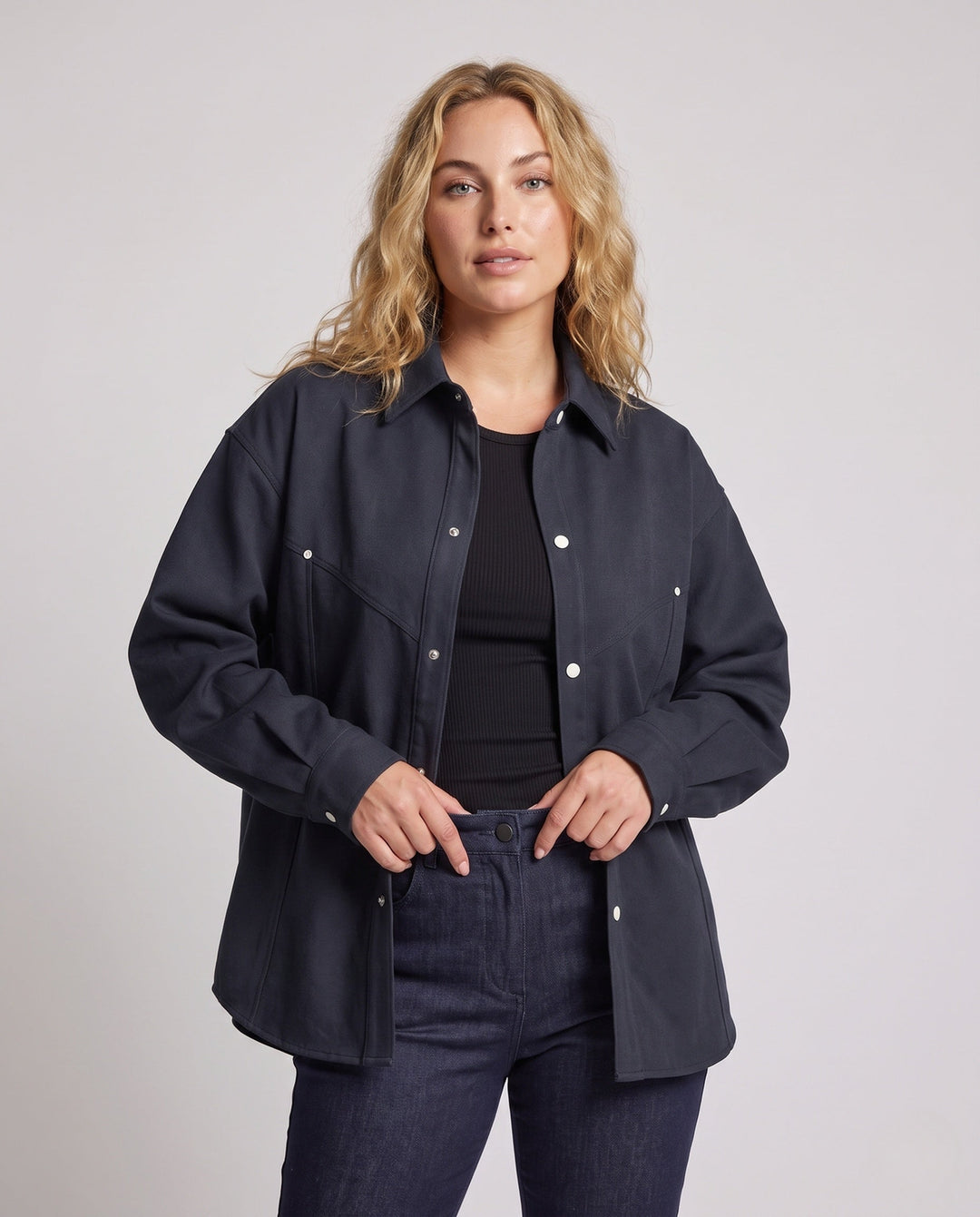 Unisex oversize Hemdjacke im Boxy‑Schnitt mit Druckknopfleiste &amp; minimalistischem Workwear‑design
