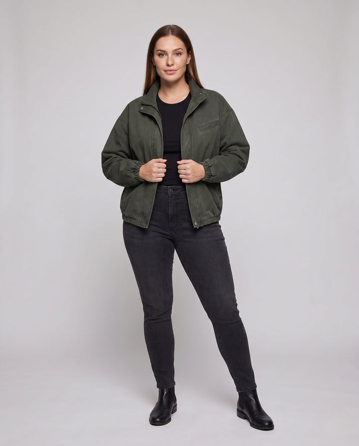 Unisex oversize Utility-Fieldjacke mit Stehkragen, verdeckter Druckknopfleiste und elastischem Saum
