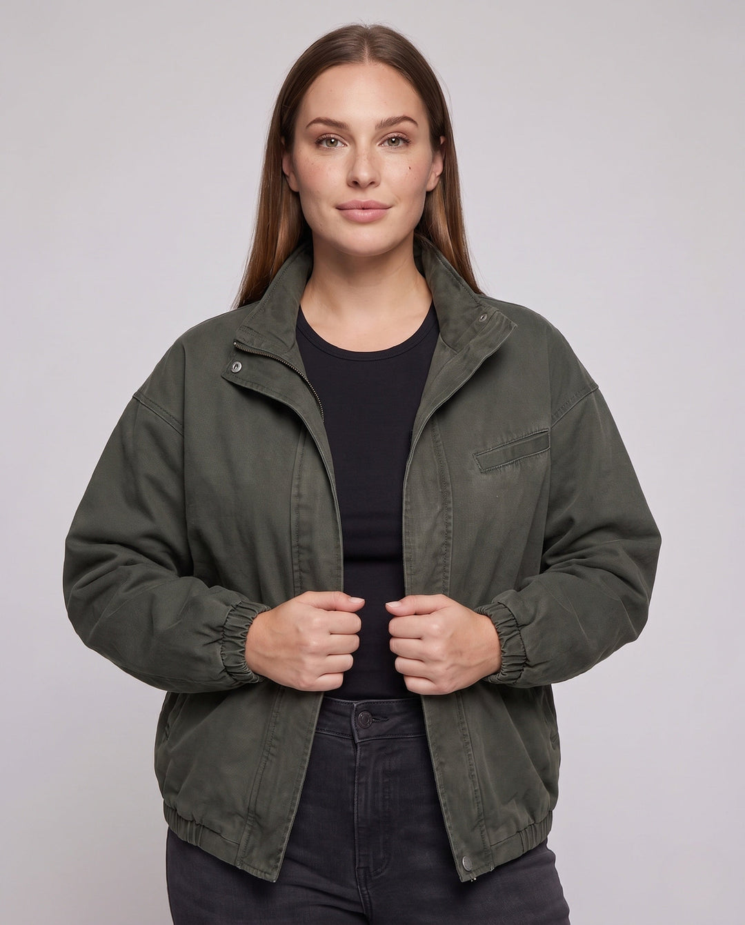 Unisex oversize Utility-Fieldjacke mit Stehkragen, verdeckter Druckknopfleiste und elastischem Saum