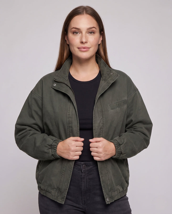 Unisex oversize Utility-Fieldjacke mit Stehkragen, verdeckter Druckknopfleiste und elastischem Saum