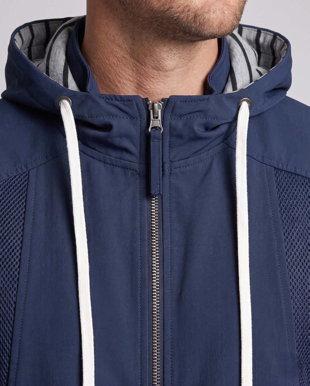 Unisex oversize-Windjacke mit gestreifter Kapuzenblende, Mesh-Einsätzen &amp; Tunnelzug