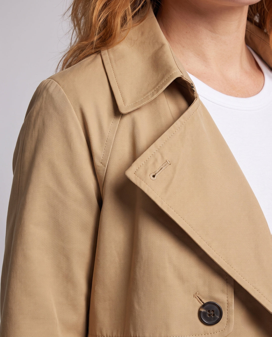 Dam kort Double-Breasted trenchcoat med midjebälte och vid Cape ärm