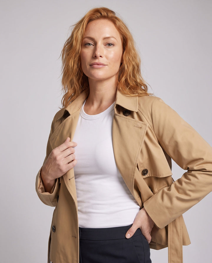Dam kort Double-Breasted trenchcoat med midjebälte och vid Cape ärm