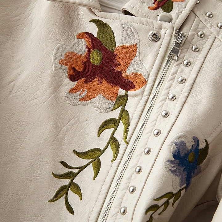| Dam läder jacka med stud accent och floral mönster