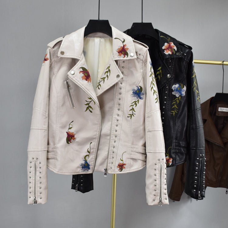 | Dam läder jacka med stud accent och floral mönster