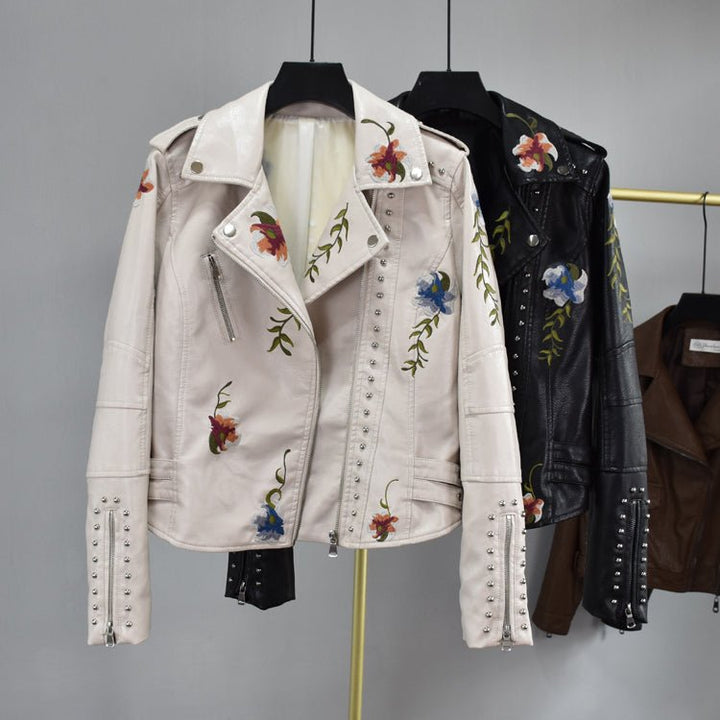 | Dam läder jacka med stud accent och floral mönster