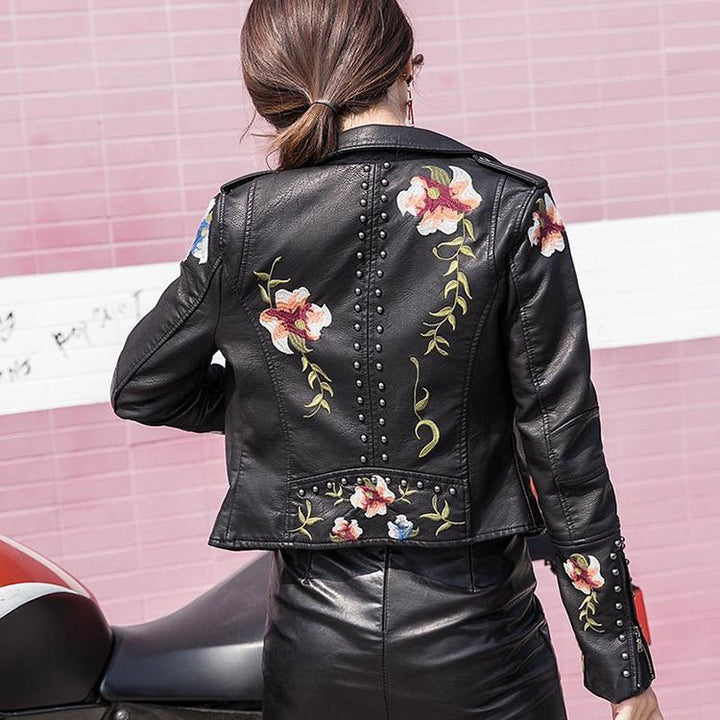 | Dam läder jacka med stud accent och floral mönster