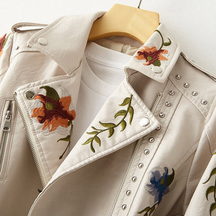 | Dam läder jacka med stud accent och floral mönster