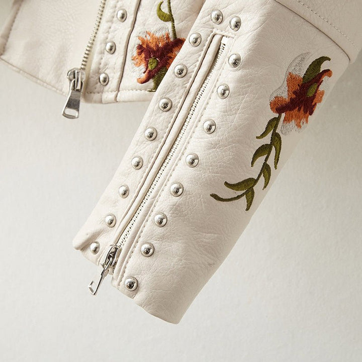 | Dam läder jacka med stud accent och floral mönster