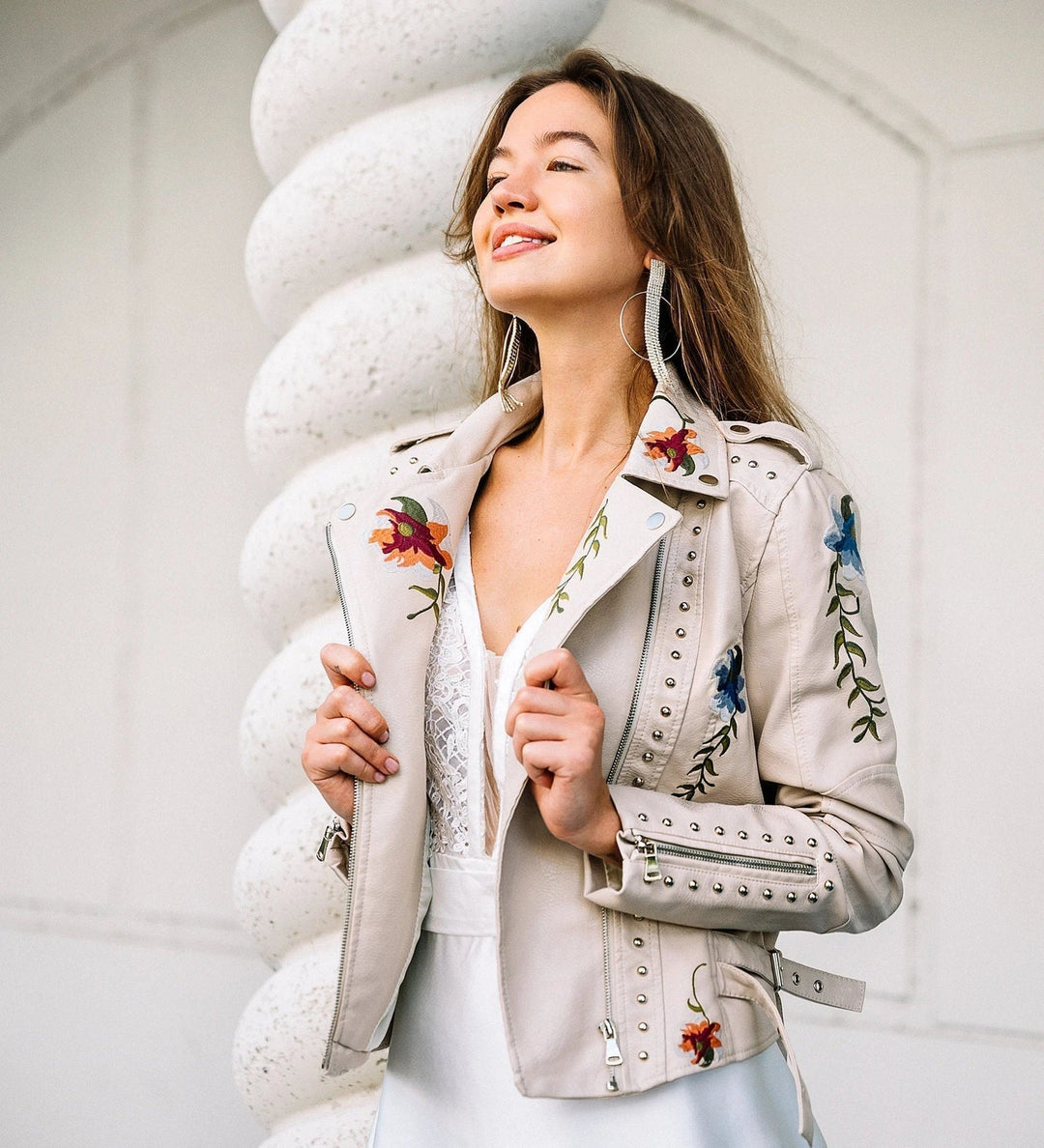 | Dam läder jacka med stud accent och floral mönster