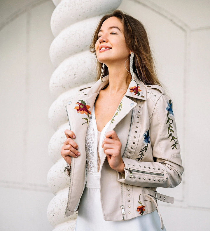 | Dam läder jacka med stud accent och floral mönster