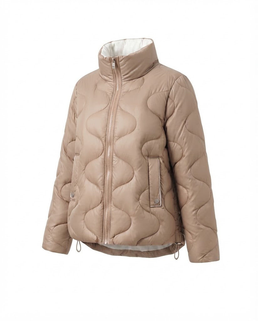 Dam Nano Kort Vadderad Wave Quilt Puffer med Ergonomisk Stå Krage och Side Drawstring