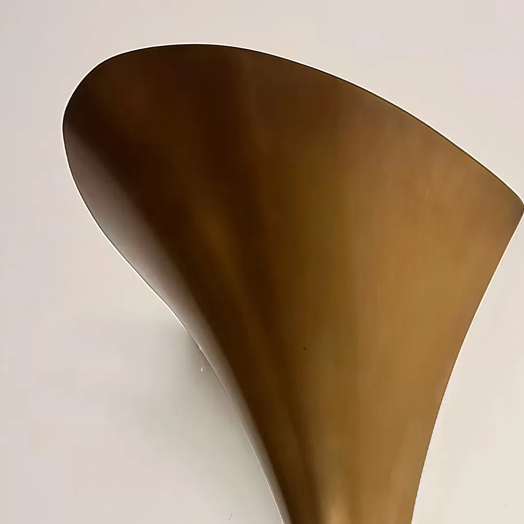 Modern mässingsväggsarmatur Skulptural trumpetformad ljuskälla