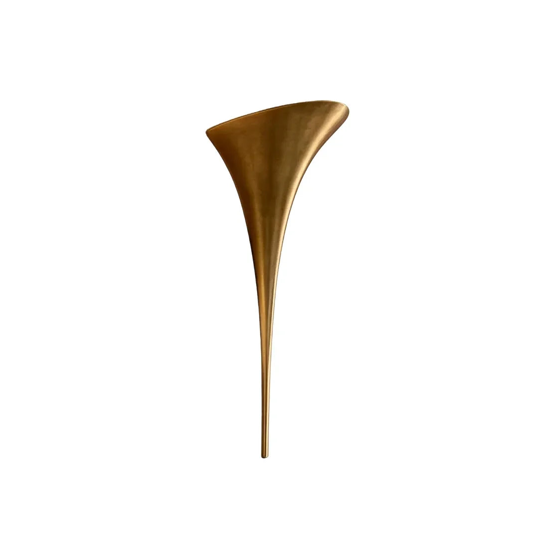 Modern mässingsväggsarmatur Skulptural trumpetformad ljuskälla