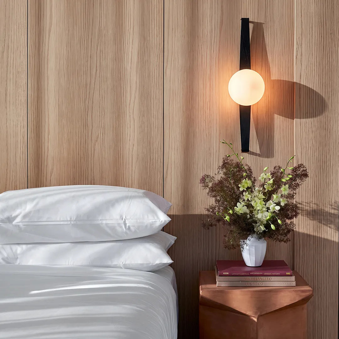 Modern Globe Vägglampa med Böjd Trä och Glas