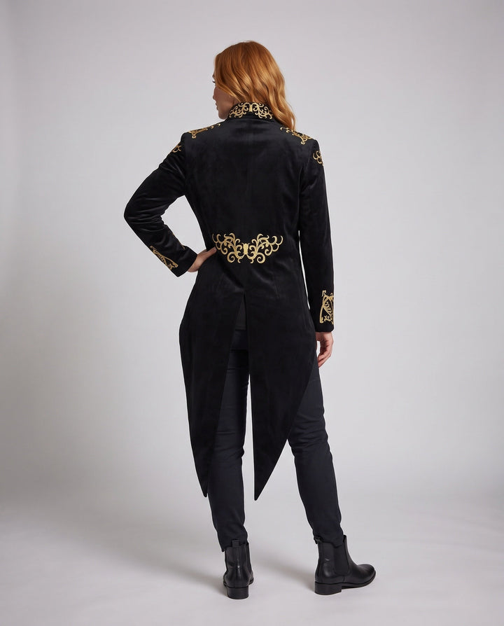 Dam med huva cape med dekorativ gold embellishments