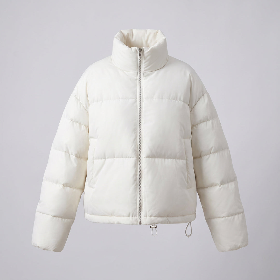 Dam Kort Skärning Vadderad Kort Puffer med Hög Stå Krage och Glansig Mikrofiber Surface